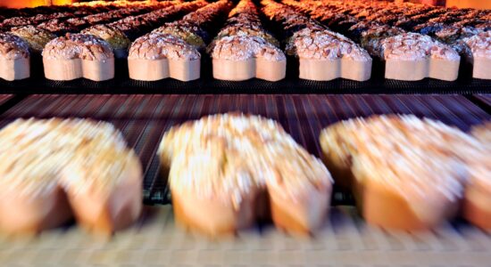 Incredibile quanto costa di più la colomba e l’uovo di Pasqua