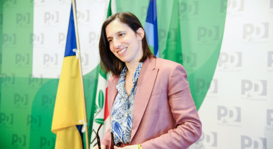 Le giacche colorate di Elly Schlein spopolano nella primavera 2023-proiezionidiborsa.it