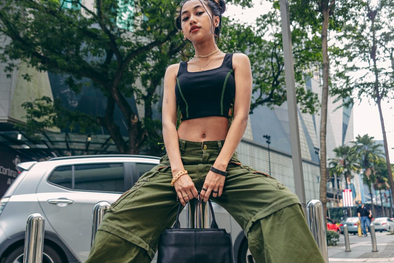 Pantaloni cargo, indossali assieme a un top