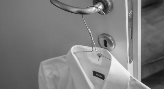 Per la primavera 2023 torna in auge la camicia bianca