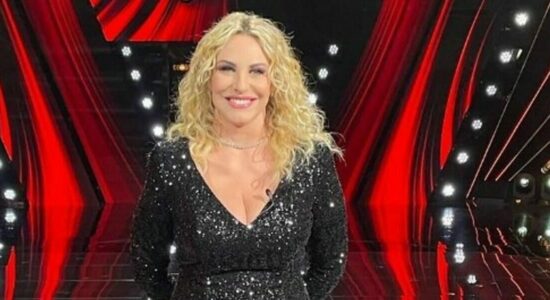 Ricci morbidi, definiti e composti., ecco come fa Antonella Clerici
