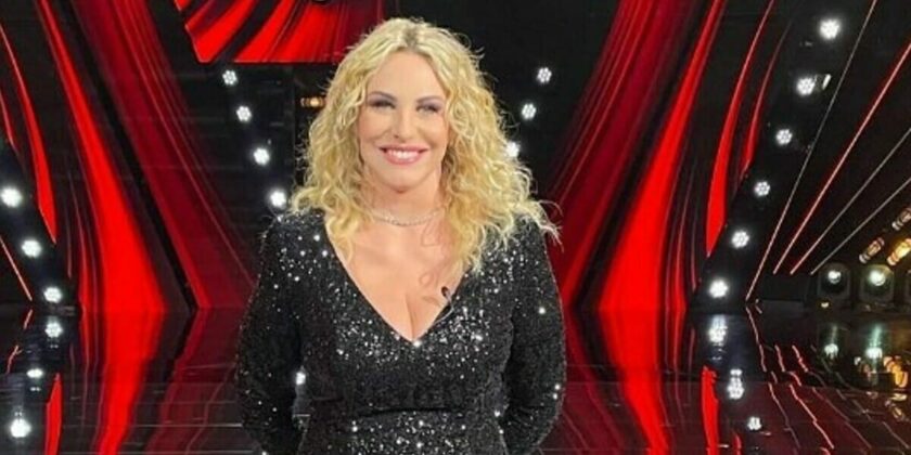 Ricci morbidi, definiti e composti., ecco come fa Antonella Clerici