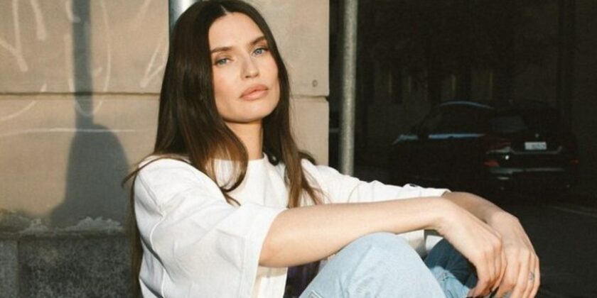 Scarpe con pantaloni larghi di Bianca Balti