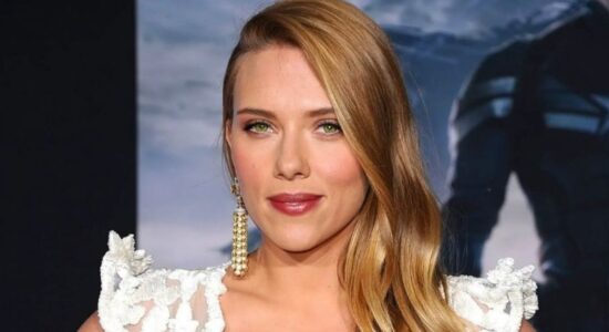 Seno alto e pancia piatta, allenati come Scarlett Johansson