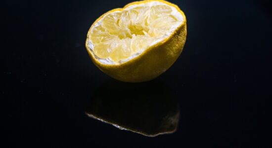 Strofina un limone sul tuo lavandino per risolvere un problema comune