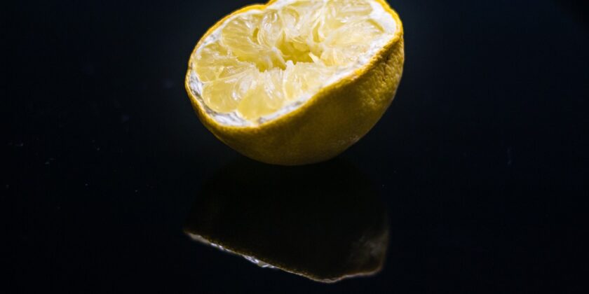 Strofina un limone sul tuo lavandino per risolvere un problema comune
