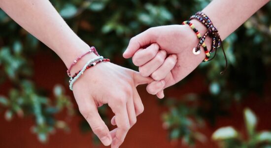 Tornano di moda questi colorati bracciali