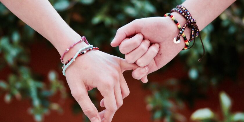Tornano di moda questi colorati bracciali
