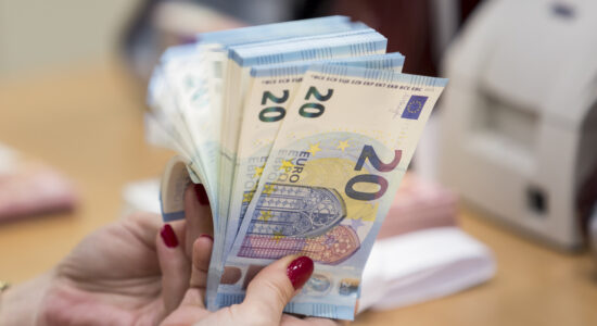 Tutti i rischi del versare soldi in contanti sul conto corrente-proiezionidiborsa.it