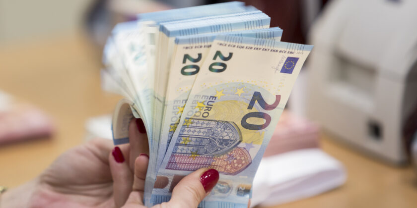 Tutti i rischi del versare soldi in contanti sul conto corrente-proiezionidiborsa.it