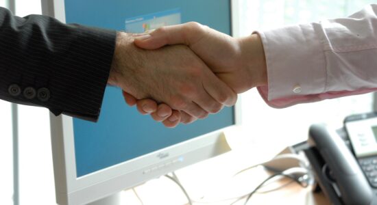 Capire le persone in base a come ti stringono la mano-proiezionidiborsa.it