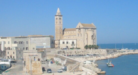Case da 39.000 euro vicino al mare-Cattedrale di Trani-foto da wikipedia