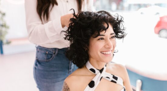 Come portare i capelli corti e ringiovanire d'un colpo