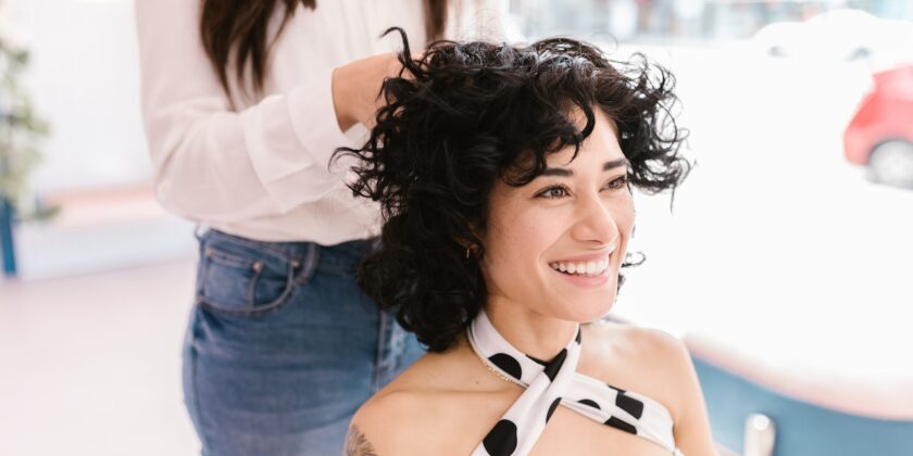 Come portare i capelli corti e ringiovanire d'un colpo