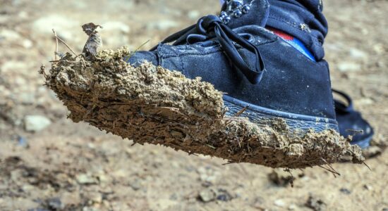 Come pulire vestiti e scarpe o pavimento sporchi di fango-proiezionidiborsa.it