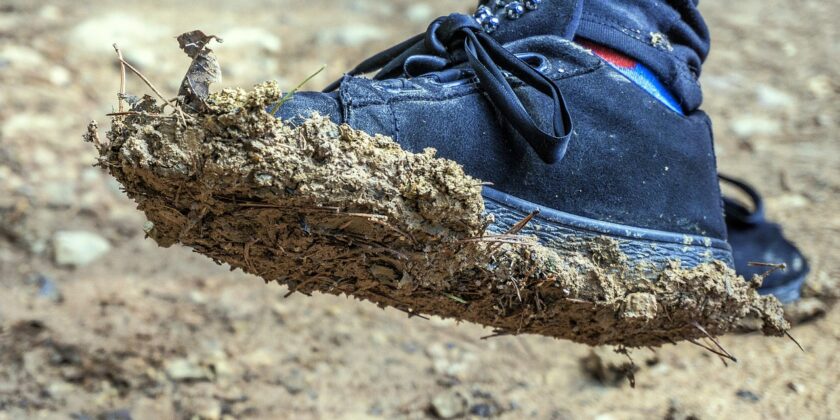 Come pulire vestiti e scarpe o pavimento sporchi di fango-proiezionidiborsa.it