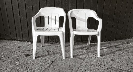 Come sbiancare la plastica annerita o ingiallita di tavoli e sedie da giardino-proiezionidiborsa.it