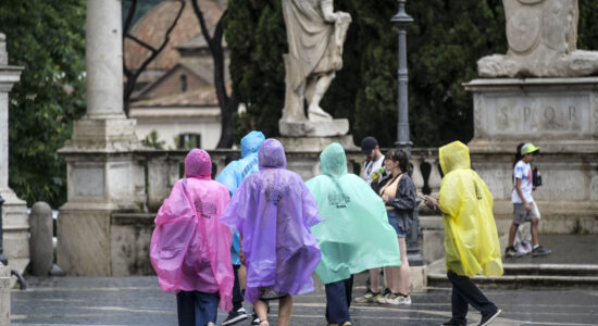 Come vestirsi per non sentire freddo in caso di pioggia improvvisa-proiezionidiborsa.it