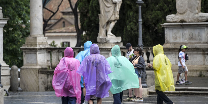 Come vestirsi per non sentire freddo in caso di pioggia improvvisa-proiezionidiborsa.it