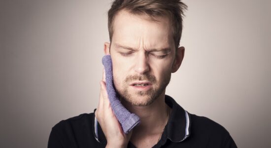 Denti sensibili al freddo e al caldo e gengive sanguinanti-proiezionidiborsa.it