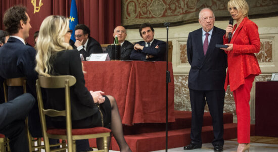 È uno dei colori preferiti della conduttrice-Maria De Filippi con Fedele Confalonieri-proiezionidiborsa.it