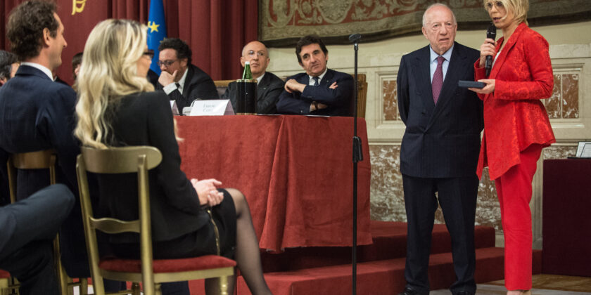 È uno dei colori preferiti della conduttrice-Maria De Filippi con Fedele Confalonieri-proiezionidiborsa.it