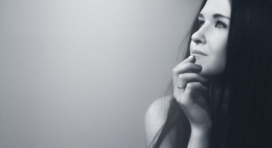 Eliminare i peli sul viso in modo naturale con 3 tecniche-proiezonidiborsa.it