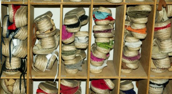 Espadrillas e cut-out la scelta della principessa Sofia per la cresima-proiezionidiborsa.it