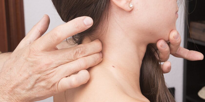 Gli esercizi da fare e i consigli per far passare il dolore alla cervicale-proiezionidiborsa.it