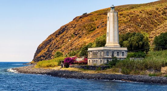 L’ isola di Vulcano dove comprare casa con giardino a 59.000 euro-proiezionidiborsa.it