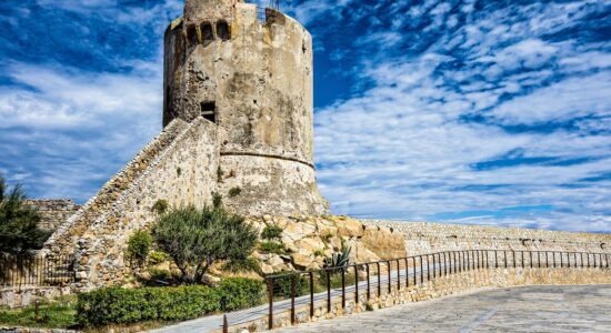 La meravigliosa spiaggia italiana con ciottoli bianchi e mare cristallino-Isola D'Elba-proiezionidiborsa.it
