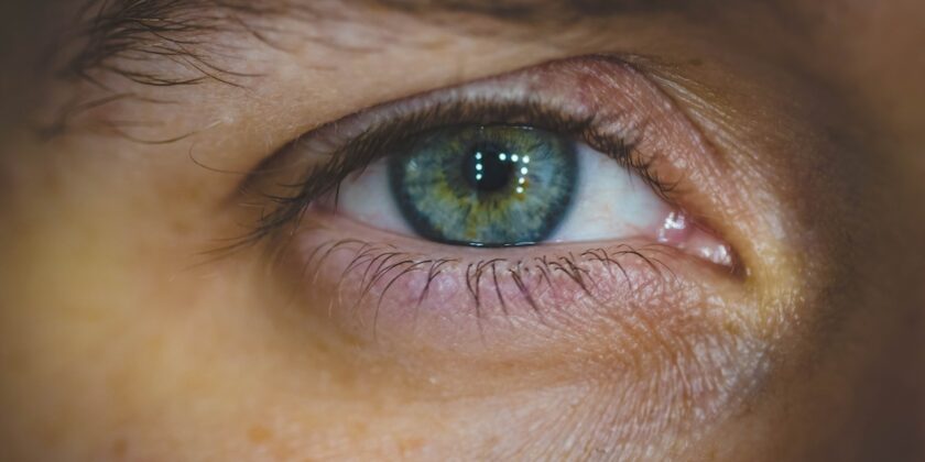 Mai più occhi all’ingiù, ecco il trucchetto facile per alzare le palpebre