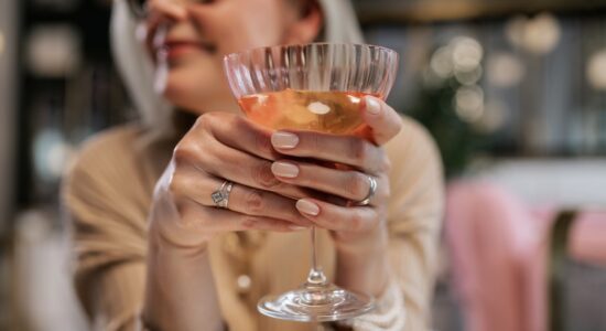 Mani belle e unghie perfette con il trend che spopola sui social