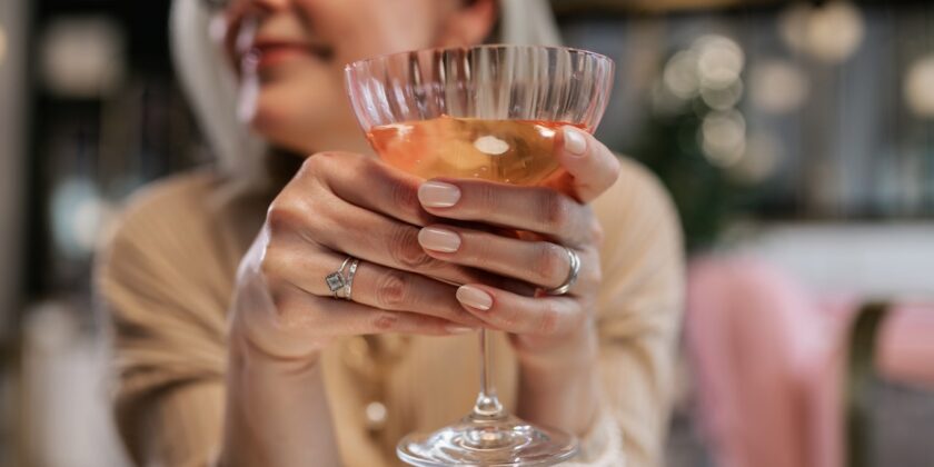 Mani belle e unghie perfette con il trend che spopola sui social