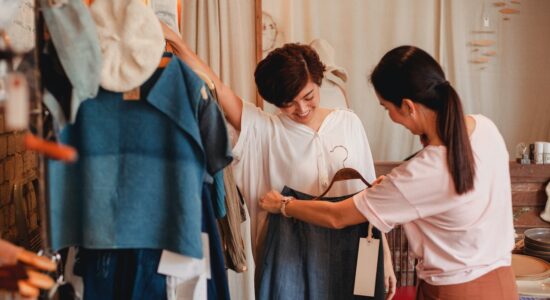 Moda donna 2023, tornano i pantaloni comodi che stanno bene a tutte