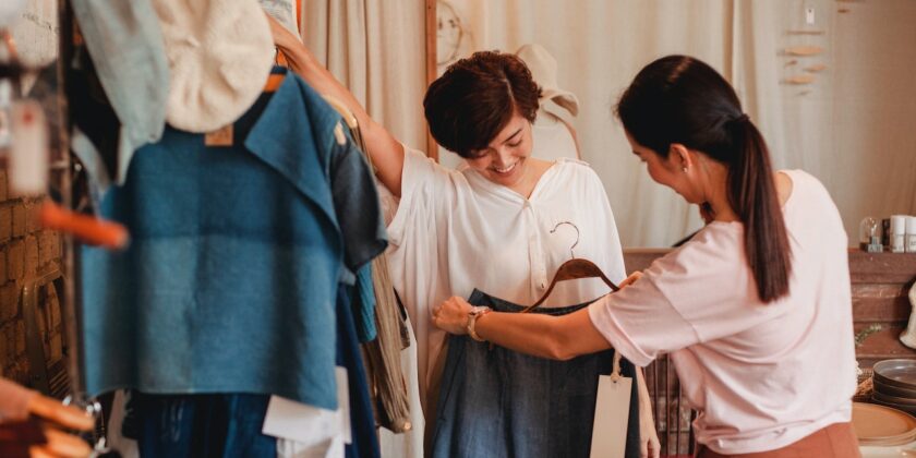 Moda donna 2023, tornano i pantaloni comodi che stanno bene a tutte