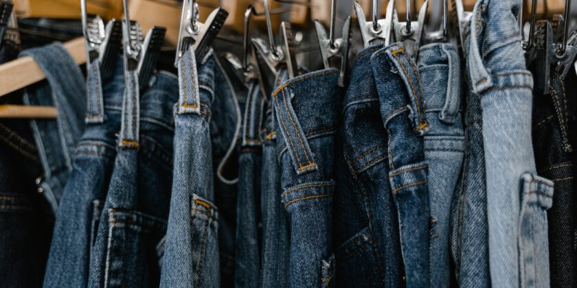 Moda donna primavera estate 2023, ecco il modello di jeans che slancia maggiormente