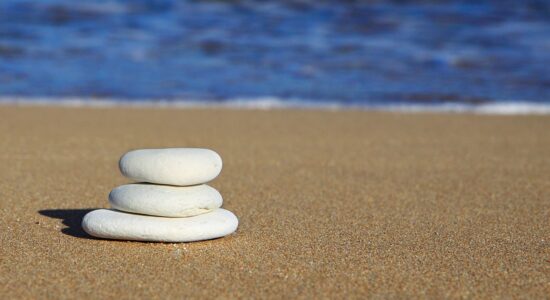 Pancia piatta e gambe lunghissime in spiaggia-proiezionidiborsa.it