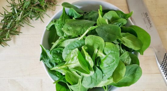 Perché mangiare spinaci e cavolo-nella foto spinaci-proiezionidiborsa.it