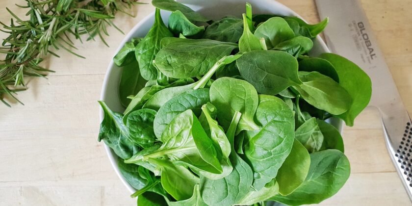 Perché mangiare spinaci e cavolo-nella foto spinaci-proiezionidiborsa.it