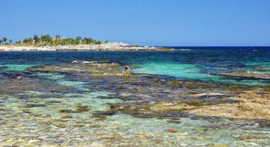 Vacanze estive nel borgo di pescatori con mare cristallino