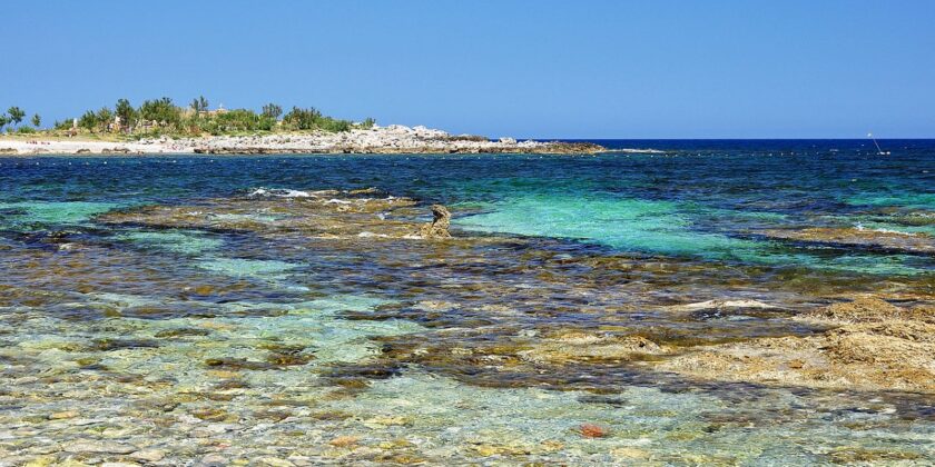 Vacanze estive nel borgo di pescatori con mare cristallino
