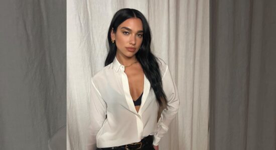 Versace e Dua Lipa presentano la collezione La Vacanza-Dua Lipa in foto da Instagram