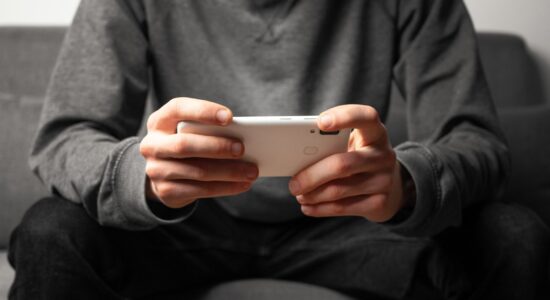 iPhone e cellulari Android spiati-proiezionidiborsa.it