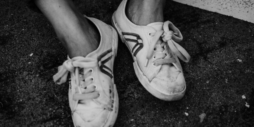 Addio scarpe da ginnastica bianche sempre sporche e piene di macchie-proiezionidiborsa.it
