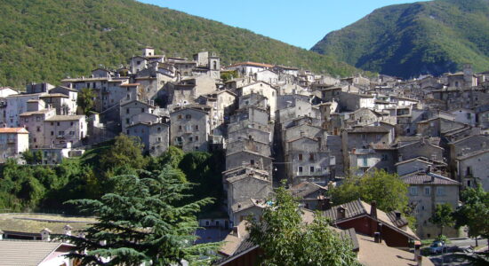 Case anche da 25.000 euro nel borgo di Scanno-foto da wikipedia