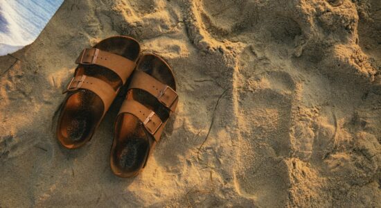 Come pulire i sandali e togliere le macchie di sudore