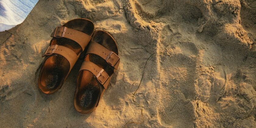Come pulire i sandali e togliere le macchie di sudore