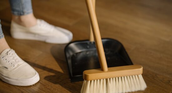 Come pulire ringhiere, balconi e pavimenti con il metodo greco-proiezionidiborsa.it