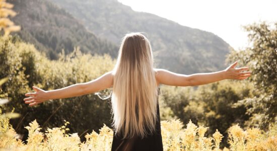 Consigli per idratare i capelli sfibrati